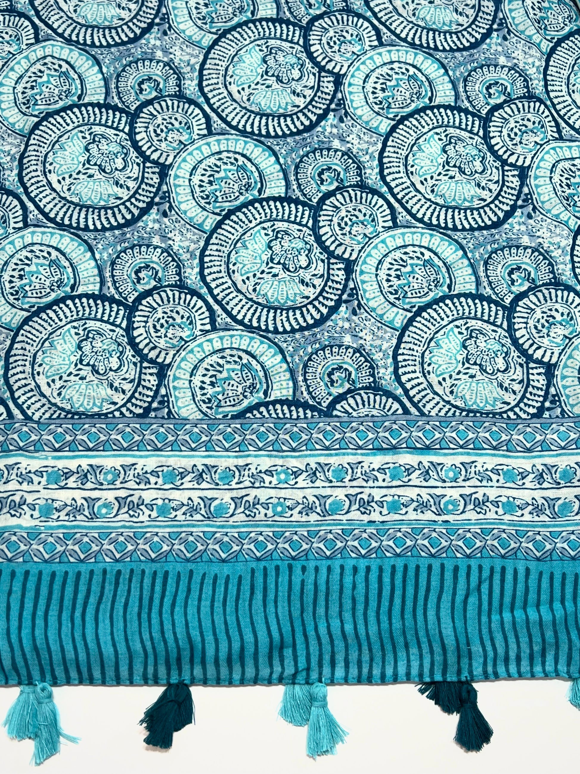 Stola Stampa Geometrica Con Nappine Azzurro